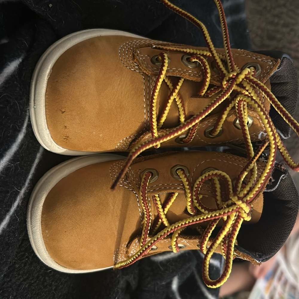 Baby timberlands size 4.5. Worn a few times.